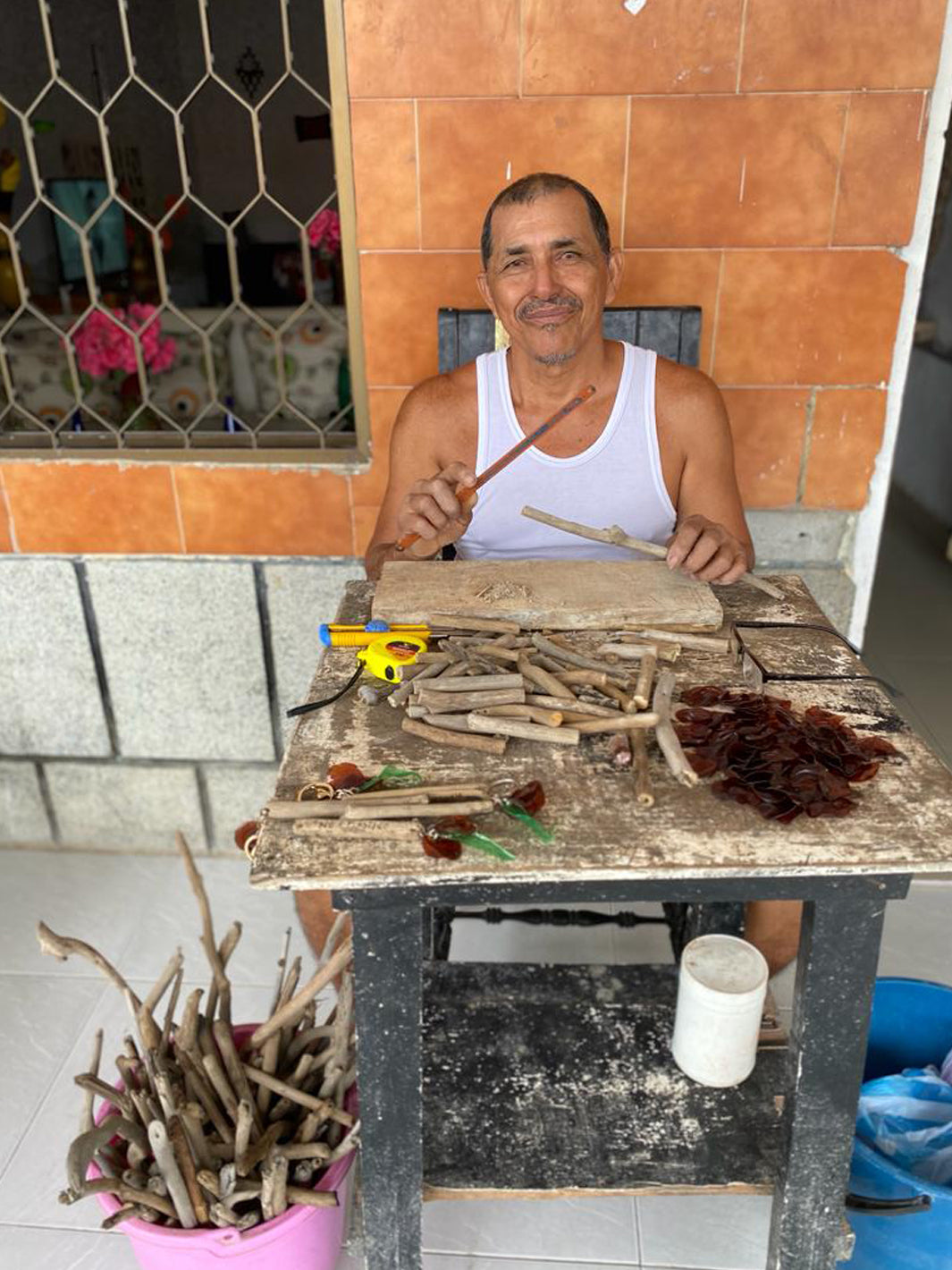 Soporte para celular de madera No Mas Plastico