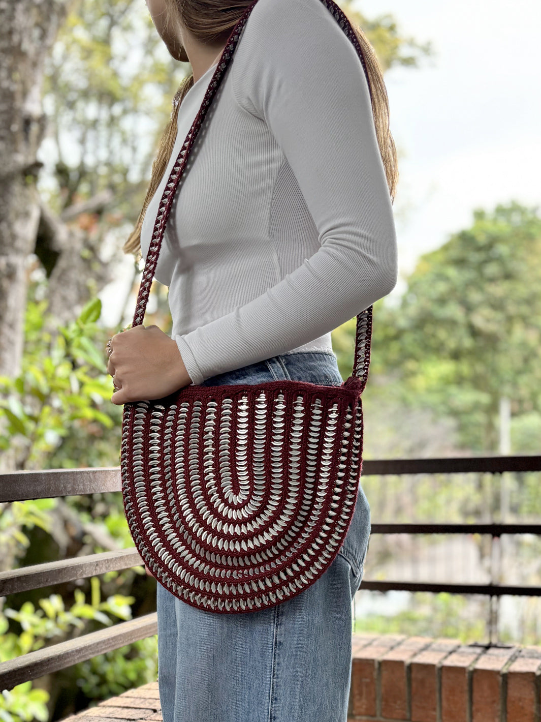 Bolso de tapas metálicas